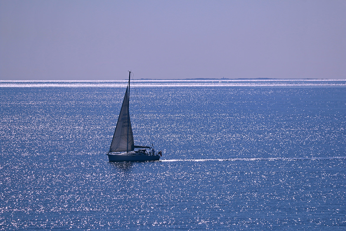 Segelboot im Abendlicht